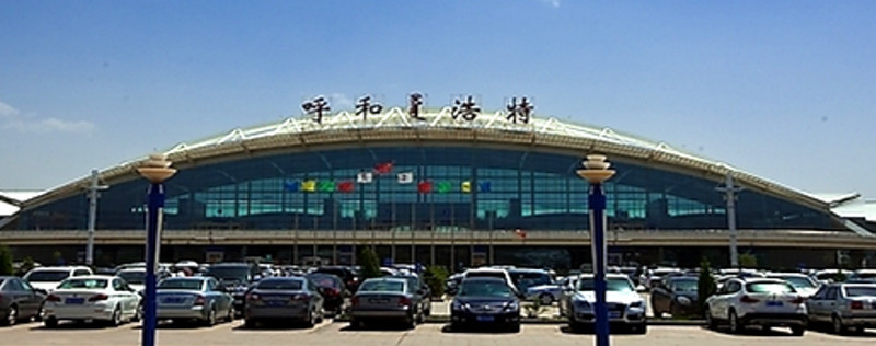 　　呼和浩特白塔國(guó)際機(jī)場(chǎng)是內(nèi)蒙古自治區(qū)航空運(yùn)輸中心，是中國(guó)國(guó)際航空公司內(nèi)蒙古分公司的基地?？偯娣e5.5萬(wàn)平方米。國(guó)內(nèi)安全檢查設(shè)10個(gè)通道，國(guó)際安檢設(shè)2個(gè)通道，加快了旅客通過(guò)安檢的效率。  　　2013年，呼和浩特機(jī)場(chǎng)累計(jì)完成旅客吞吐量615.0萬(wàn)人次，貨郵吞吐量3.26萬(wàn)噸，保障運(yùn)輸飛行起降6.24萬(wàn)架次，同比分別增長(zhǎng)13.2%、13.7%和12.4%。其中，旅客吞吐量增速高于全國(guó)平均水平2.1個(gè)百分點(diǎn)。
