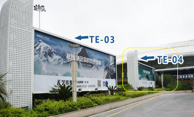 廈門郵輪中心廣場(chǎng)南側(cè)車道旁右側(cè)立式燈箱廣告