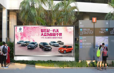 廈門郵輪中心到港出口正對(duì)立式燈箱廣告