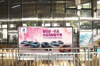 廈門郵輪中心躉船區(qū)排隊(duì)側(cè)面立式燈箱廣告
