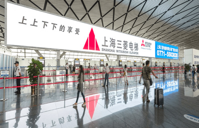 南寧機(jī)場T2國內(nèi)安檢口上方LED屏廣告