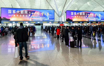 沈陽機(jī)場(chǎng)T3國內(nèi)安檢口上方LED屏廣告