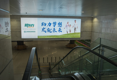 T3到達(dá)夾層主通廊側(cè)方扶梯上方燈箱