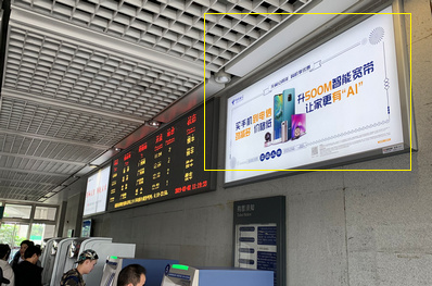 順德站A、B進出站大廳墻身燈箱廣告
