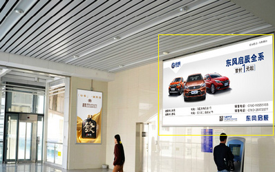 容桂站B進出站口旁，近售票廳側邊燈箱廣告