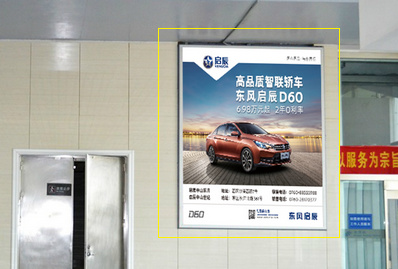 北滘站候車大廳內員工通道燈箱廣告