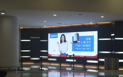 ?？跈C場國內(nèi)到達通往迎客廳墻面燈箱廣告