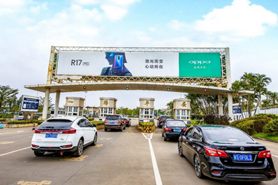 ?？跈C場停車場出入口龍門架看板廣告
