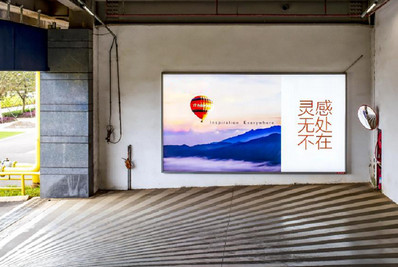 ?？跈C場停車樓出口處燈箱廣告