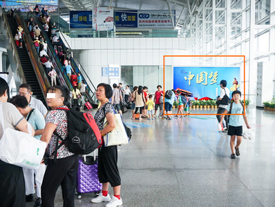 廣州南站出發(fā)層東進站大廳電梯兩側落地燈箱廣告