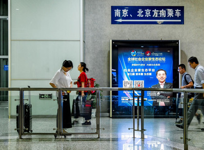 常州北站出發(fā)層候車大廳落地燈箱廣告