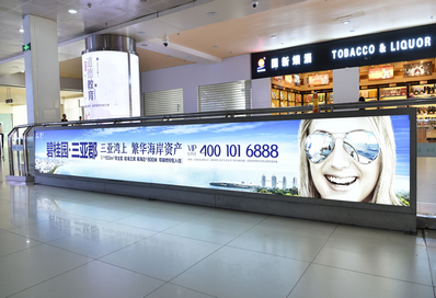 三亞機(jī)場T1一層迎客廳，正對(duì)行李廳B出口燈箱廣告