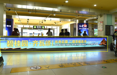 三亞機(jī)場T1一層迎客廳，正對(duì)行李廳C出口燈箱廣告