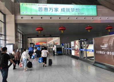 長春西站進站大廳二樓夾層墻體燈箱廣告
