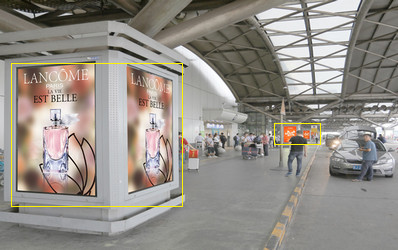 北京機(jī)場(chǎng)T2航站樓二層出發(fā)車(chē)道內(nèi)排包柱燈箱廣告