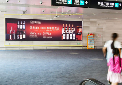 廈門(mén)機(jī)場(chǎng)F1一層行李提取廳到達(dá)扶梯下LED屏廣告