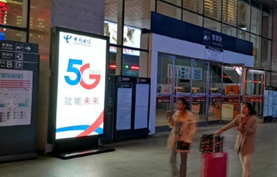 ?？跂|站站前廣場(chǎng)正前方燈箱廣告