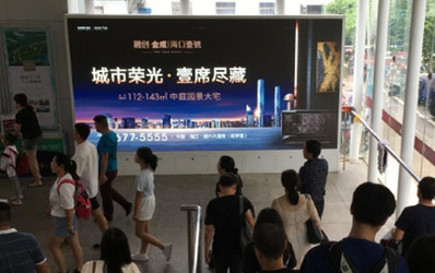 ?？跂|站出站口下樓梯正對(duì)面燈箱廣告