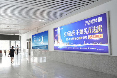 三水南站進出站通道兩側壁掛燈箱廣告