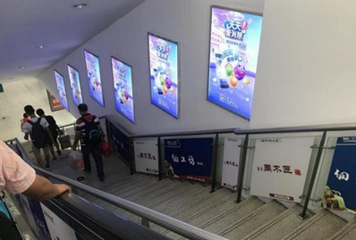 東升站A1、B1電梯通道小燈箱廣告