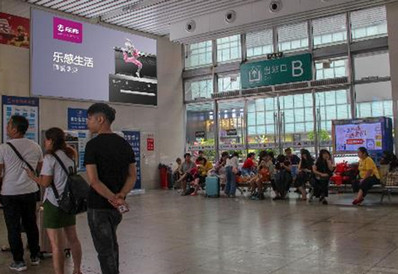 古鎮(zhèn)站售票廳近A、B進出站口燈箱廣告