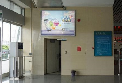 南朗站A、B進出站口旁燈箱廣告