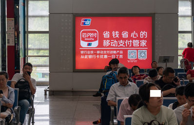 南京站出發(fā)層二樓候車室風柱燈箱廣告