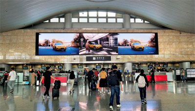 杭州機(jī)場T3國內(nèi)安檢口上方LED廣告