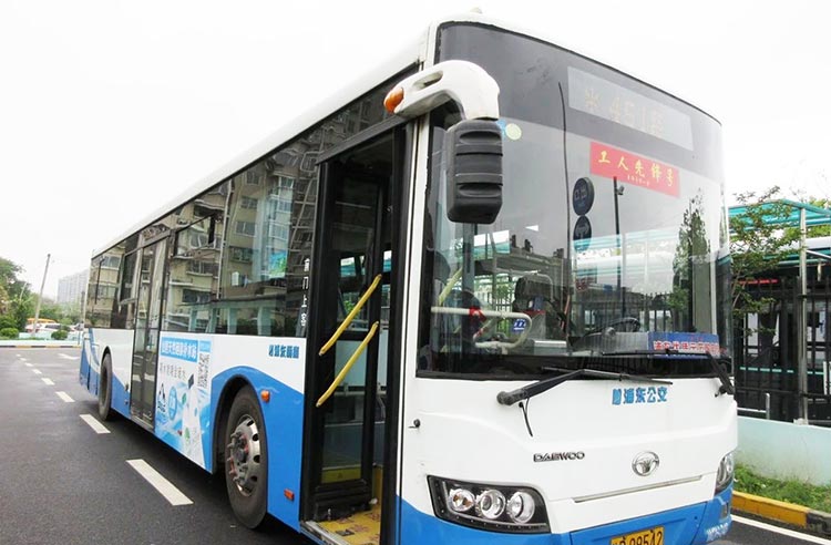 泓硒泉上海公交車(chē)廣告2