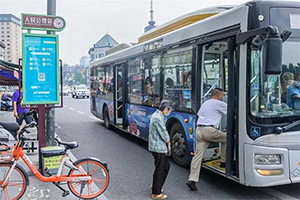 成都公交廣告價(jià)格多少錢？食品生鮮快消成都公交車身廣告案例