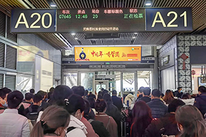 廣州南站出發(fā)檢票口26塊LED廣告價格多少錢？26個檢票口全覆蓋