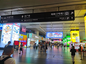 南昌西站高鐵廣告價(jià)格多少錢(qián)？南昌西高鐵站出站大廳最醒目廣告牌