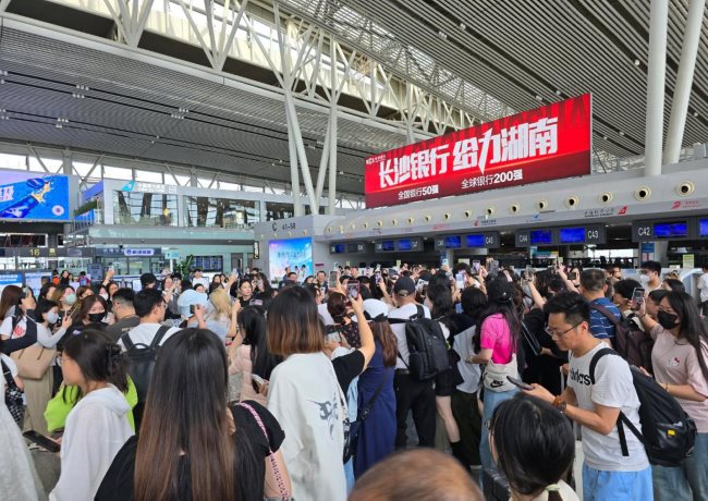 長(zhǎng)沙機(jī)場(chǎng)出發(fā)安檢值機(jī)島燈箱廣告高空大牌，長(zhǎng)沙黃花機(jī)場(chǎng)廣告價(jià)格