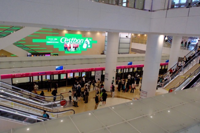 深圳寶安機(jī)場(chǎng)LED大屏廣告價(jià)格，深圳衛(wèi)星廳地鐵墻面大屏廣告投放