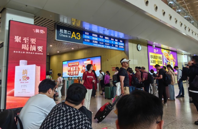 武漢高鐵站候車大廳檢票口燈箱，武漢火車站大屏廣告價(jià)格