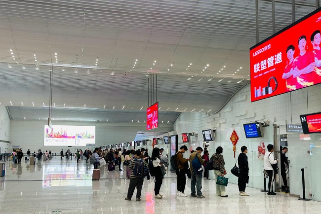 廣州白云機(jī)場T2出發(fā)安檢口LED廣告牌，廣州機(jī)場大屏廣告價(jià)格