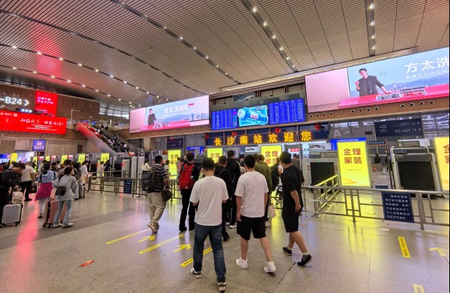 長沙南火車站進(jìn)站安檢口LED雙屏，長沙南站大屏高鐵廣告價(jià)格