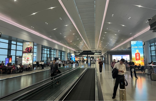 南京機(jī)場(chǎng)出發(fā)候機(jī)大廳燈箱廣告投放，南京祿口機(jī)場(chǎng)廣告價(jià)格