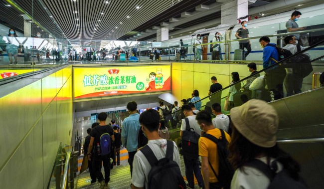 廣州南高鐵站站臺(tái)到達(dá)扶梯廣告投放，廣州南站燈箱廣告價(jià)格