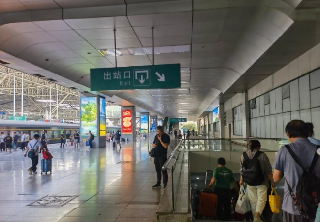南京站高鐵站臺(tái)燈箱廣告牌投放，南京火車站大屏廣告價(jià)格