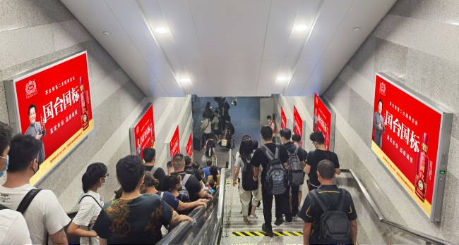 上海虹橋站站臺出站扶梯燈箱廣告投放，上海虹橋高鐵廣告價格