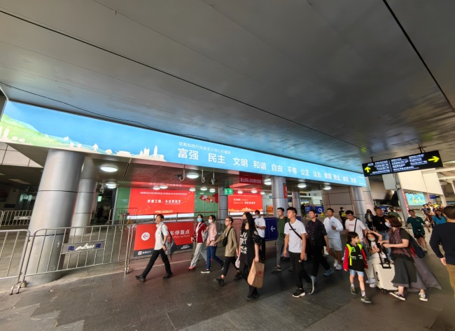 深圳羅湖口岸LED大屏廣告投放，羅湖口岸通道燈箱廣告價格