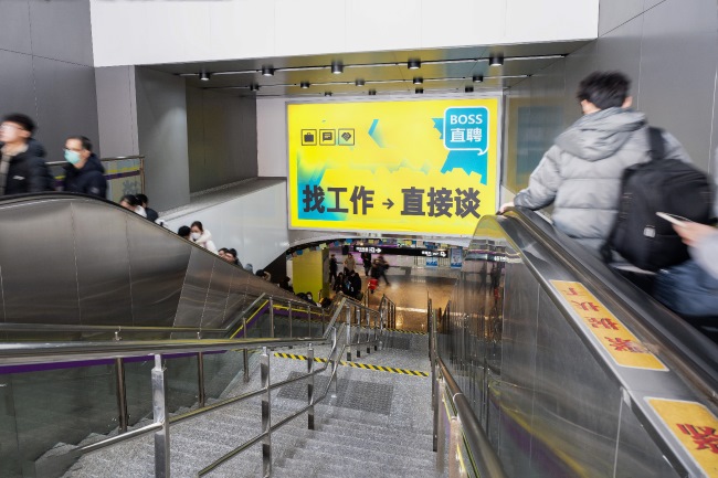 深圳地鐵站出入口扶梯正對大牌廣告投放，深圳地鐵廣告價格