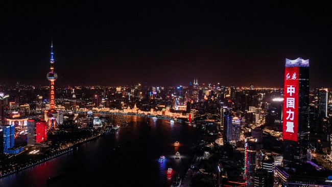 上海外灘地標(biāo)白玉蘭樓體戶外LED廣告投放，上海燈光秀廣告價格