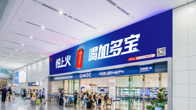 青島膠東機(jī)場(chǎng)到達(dá)出口上方LED廣告投放，青島機(jī)場(chǎng)大屏廣告價(jià)格