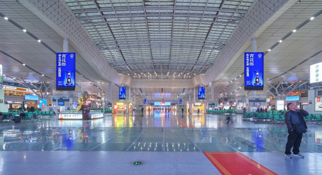 長(zhǎng)沙南高鐵站候車(chē)大廳中央立柱LED廣告，長(zhǎng)沙南站大屏廣告價(jià)格