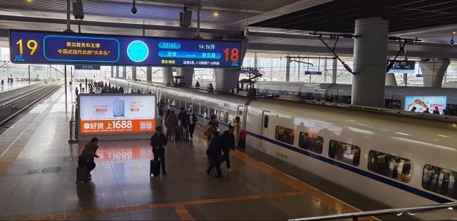 杭州東高鐵站臺(tái)燈箱廣告投放，杭州東站大屏廣告價(jià)格