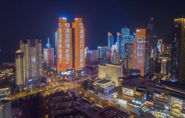 青島五四廣場(chǎng)樓體燈光秀廣告投放，青島地標(biāo)雙子座大屏廣告價(jià)格
