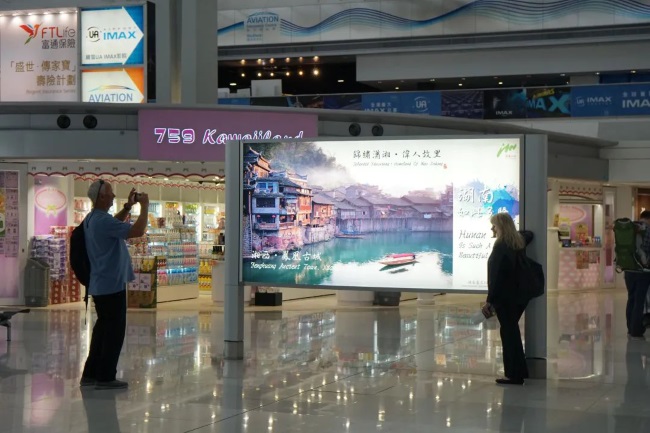 香港機(jī)場廣告有哪些形式？預(yù)算100萬左右怎樣投放效果更好？第一戶外傳媒代理發(fā)布香港機(jī)場廣告是否值得信賴？