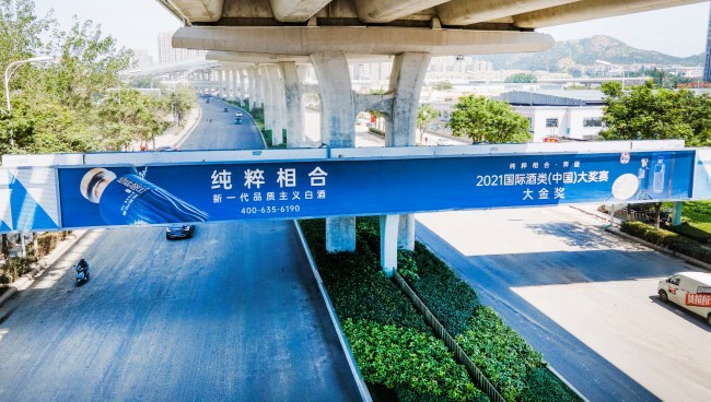 青島李滄重慶中路天橋燈箱大牌廣告投放，青島戶外廣告價(jià)格